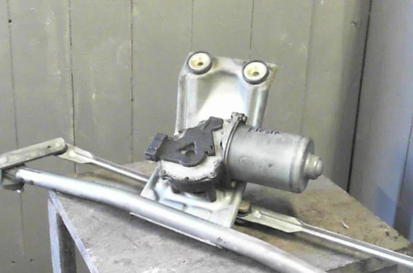 Moteur essuie-glace avant FORD FIESTA 4  FIESTA 4 PHASE 1 occasion