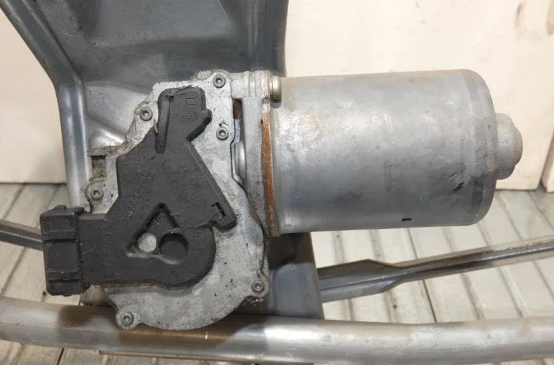 Moteur essuie-glace avant FORD FIESTA 4 PHASE 1 occasion