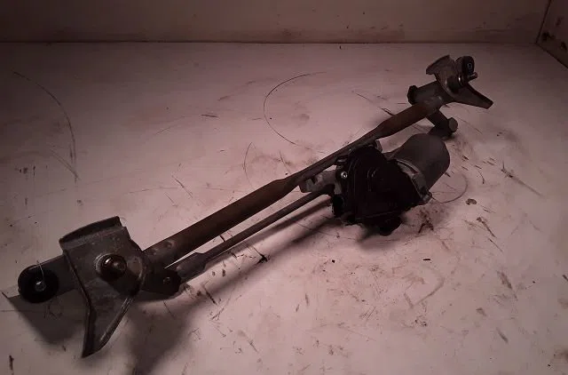 Moteur essuie-glace avant Mazda 6 Hatchback (GG) 2.0 di (gg14) (2002-2007) occasion