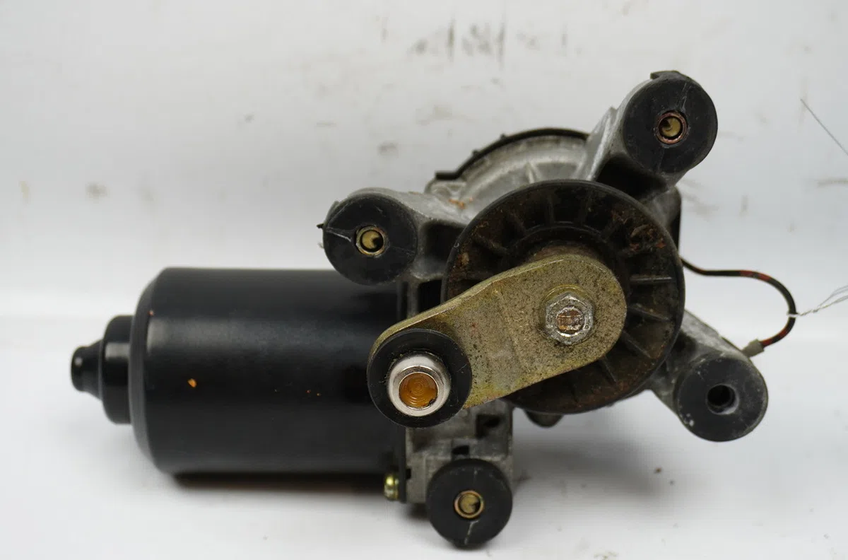Moteur essuie-glace avant Mazda 626 V Hatchback (GF) 1.8 (gf8p) (1997-1999) occasion