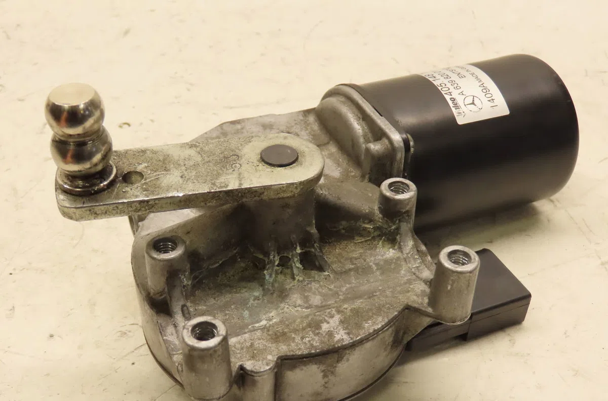 Moteur essuie-glace avant Mercedes-benz VITO - MIXTO Camionnette (W639) 109 cdi (639.601, 639.603, 639.605) (2003) occas