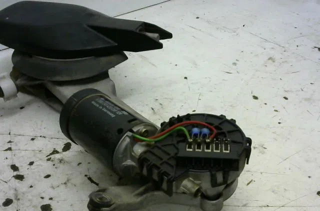 Moteur essuie-glace avant MERCEDES E290 occasion