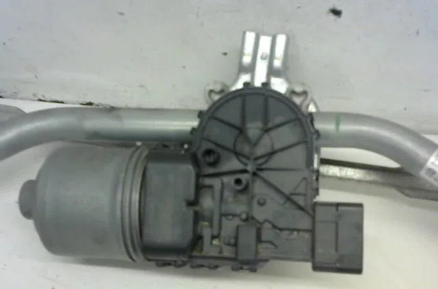Moteur essuie-glace avant Peugeot 208 I (CA_, CC_) 1.4 hdi (2012) 3 portes occasion