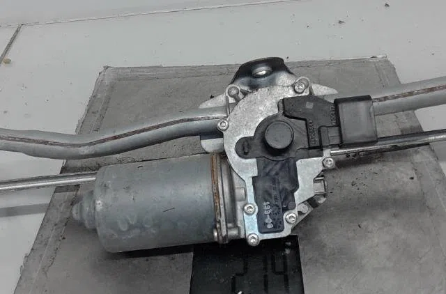 Moteur essuie-glace avant Skoda ROOMSTER (5J7) 1.9 tdi (2006-2010) 5 portes occasion