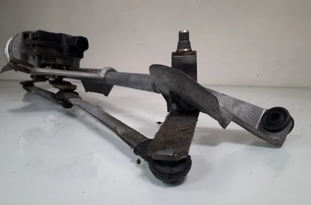 Moteur essuie-glace avant Toyota RAV 4 II (_A2_) 2.0 4wd (aca21, aca20) (2000-2005) occasion