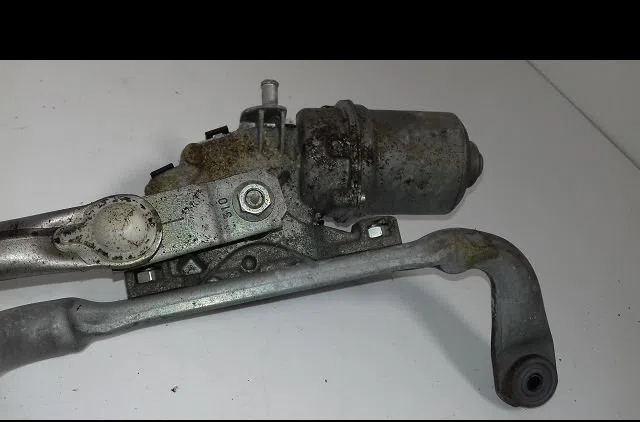 Moteur essuie-glace avant Toyota YARIS (_P13_) 1.5 hybrid (nhp130_) (2012) occasion