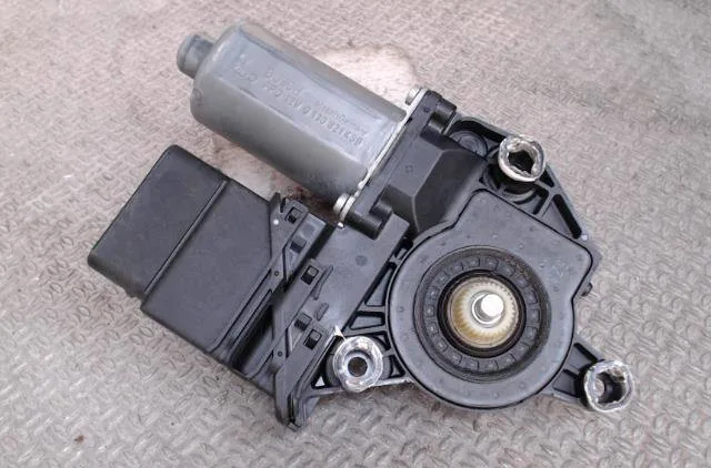 Moteur leve-vitre ard Volkswagen GOLF PLUS V (5M1, 521) 1.9 tdi (2005-2009) 5 portes occasion
