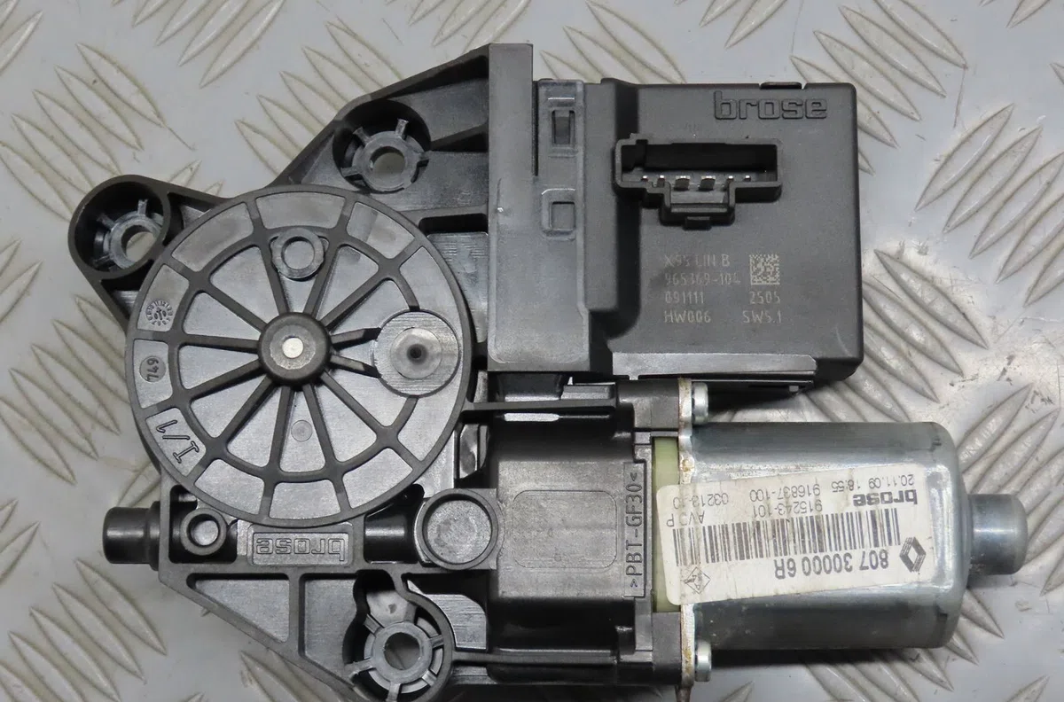 Moteur leve-vitre avd Renault MEGANE III Coupé (DZ0-1_) 1.5 dci (dz09, dz0d, dz1f, dz1g, dz14, dz29) (2009-2015) 3 porte
