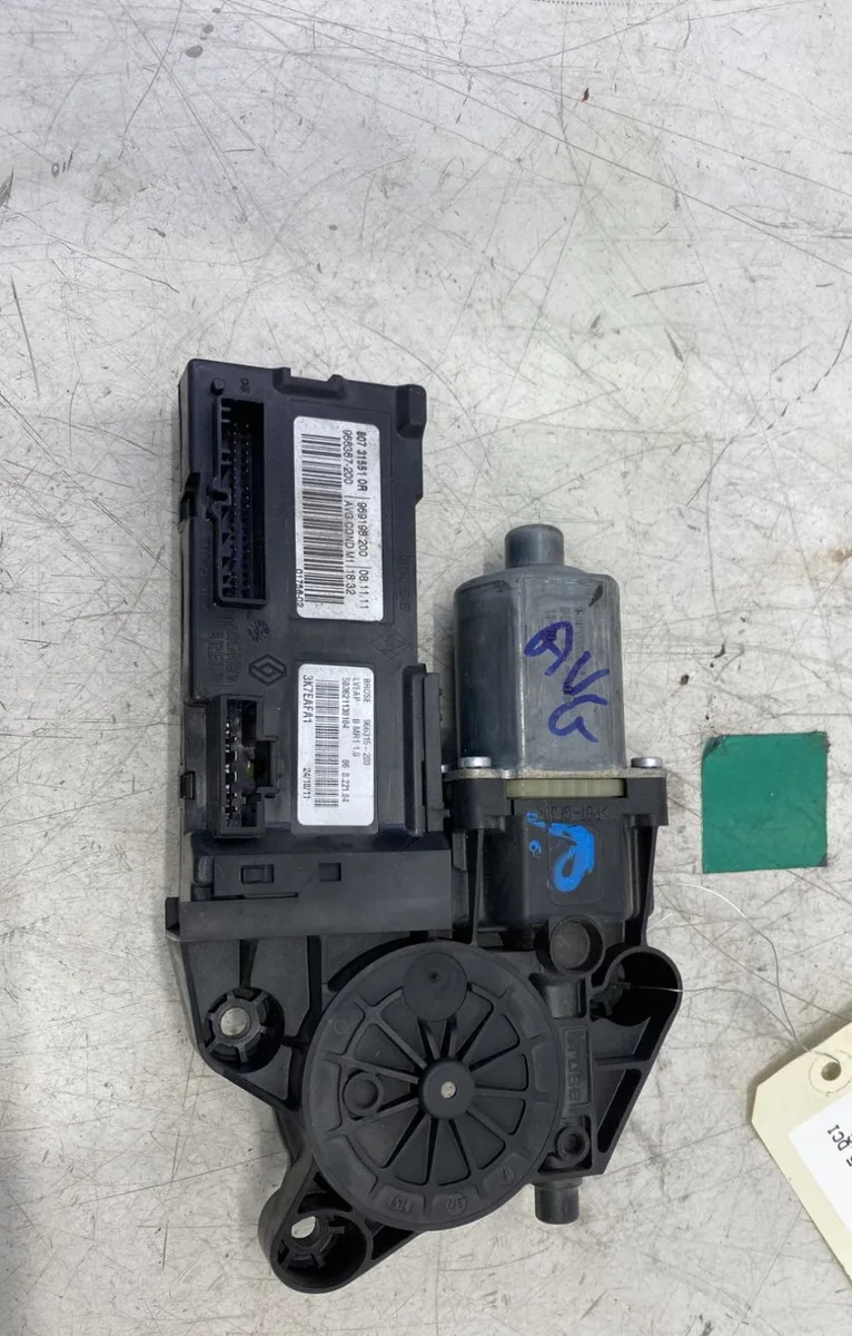 Moteur leve-vitre avg Renault MEGANE III 3-5 portes (BZ0-1_, B3_) 1.5 dci (2009) 5 portes occasion