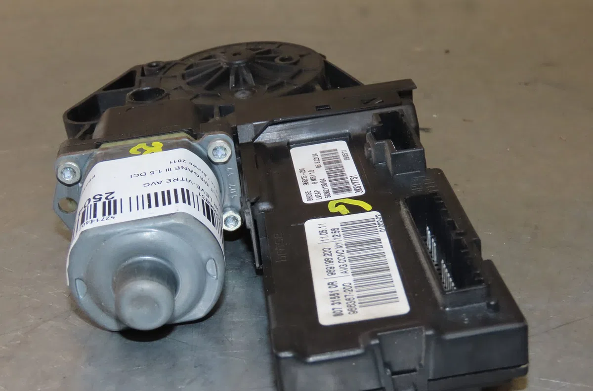 Moteur leve-vitre avg Renault MEGANE III 3-5 portes (BZ0-1_, B3_) 1.5 dci (bz0c) (2008-2015) 5 portes occasion