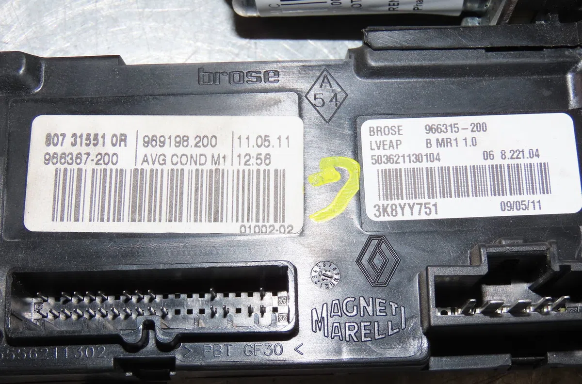 Moteur leve-vitre avg Renault MEGANE III 3-5 portes (BZ0-1_, B3_) 1.5 dci (bz0c) (2008-2015) 5 portes occasion