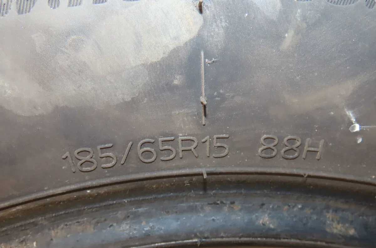 Paire de pneus Opel CORSA D (S07) 1.4 (l08, l68) (2006-2014) 3 portes occasion