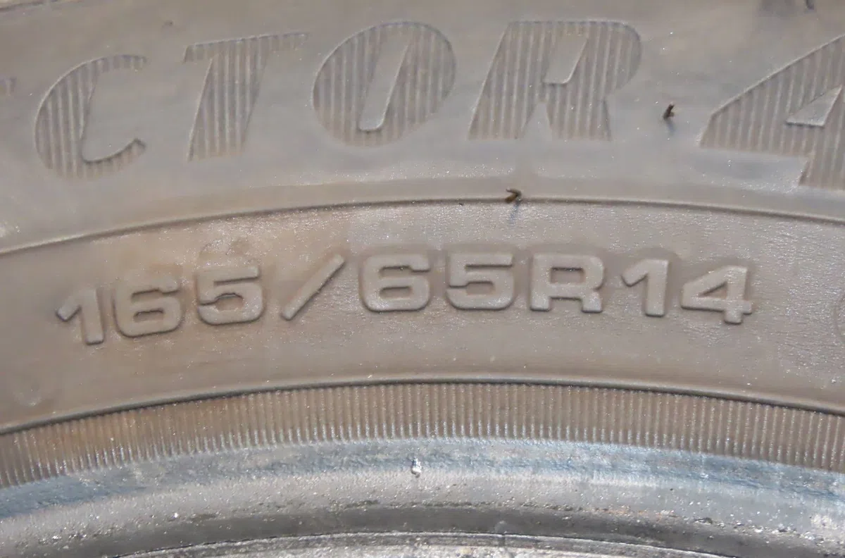 Paire de pneus Renault CLIO II (BB_, CB_) 1.4 (b-cb0c, b-cb0s) (1998-2005) occasion