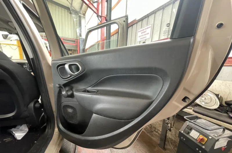 Panneau de porte arriere droit pour FIAT 500L PHASE 2