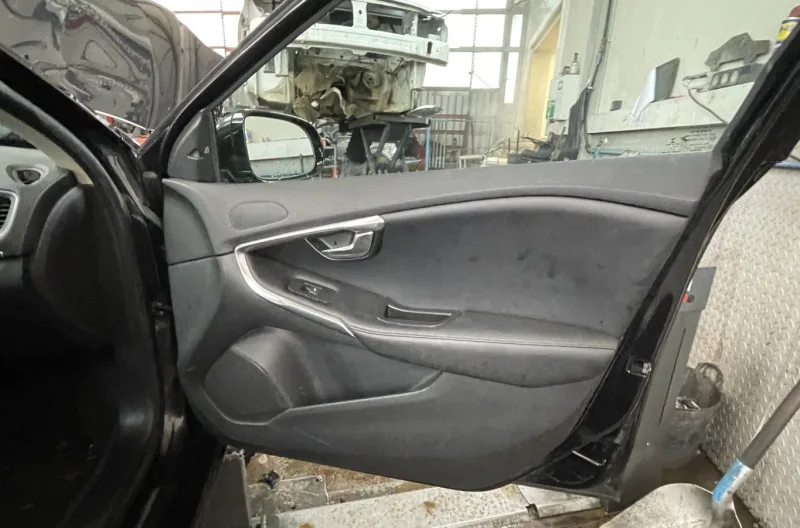 Panneau de porte avant droit pour VOLVO V 40 2 PHASE 1 BREAK