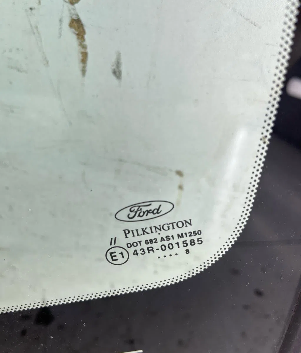 Pare-brise FORD FIESTA 5 PHASE 2 occasion