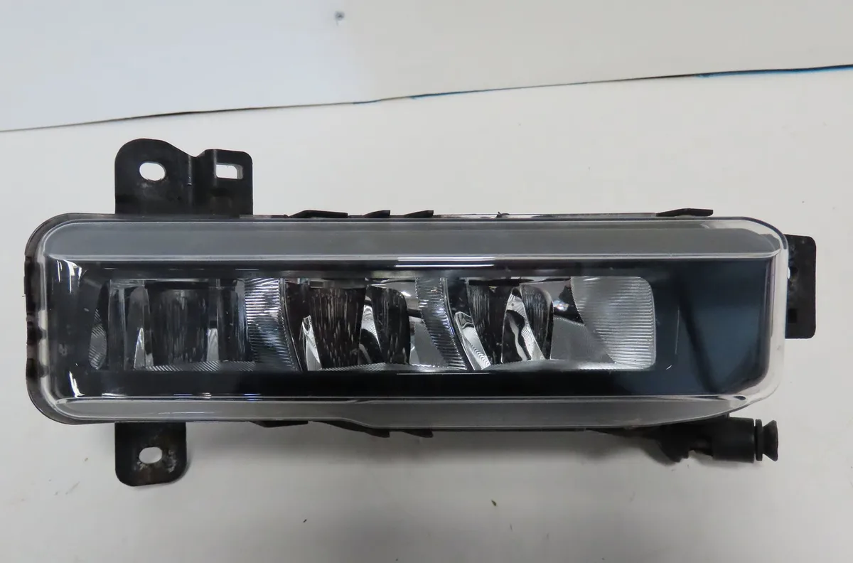Phare antibrouillard avant droit Bmw 1 (F40) 118 d (2019) occasion