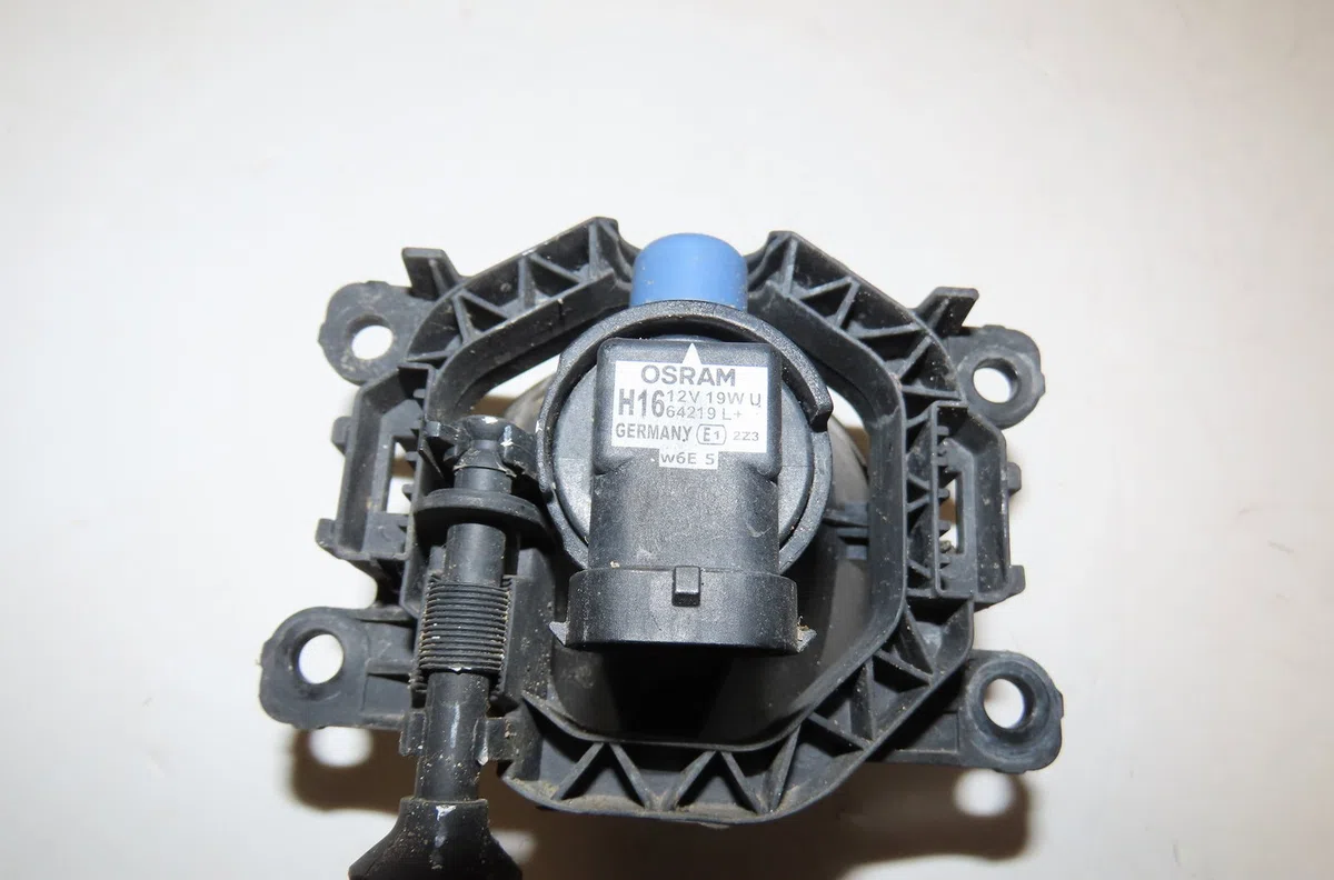 Phare antibrouillard avant droit Renault MEGANE IV Estate (K9A-M-N_) 1.5 dci 110 (2016) occasion