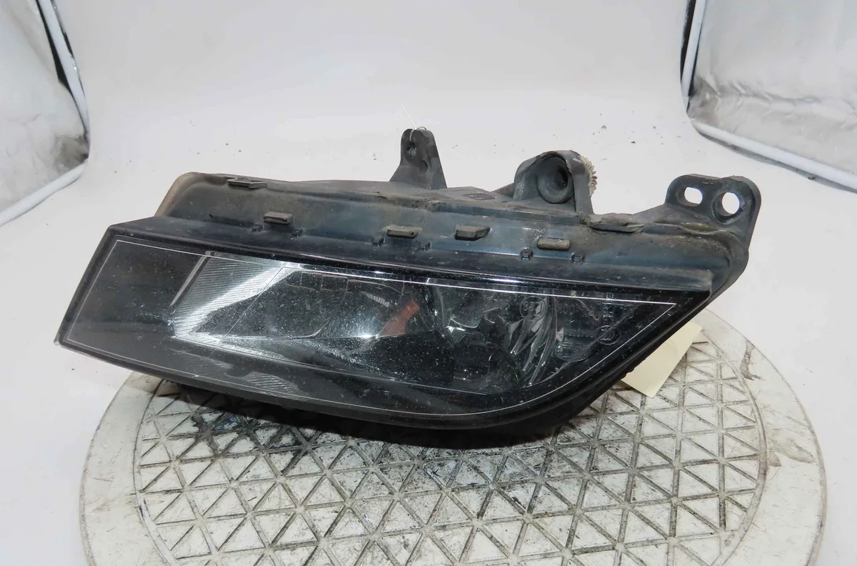 Phare antibrouillard avant droit SEAT LEON III occasion
