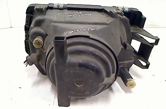 Phare droit Audi 100 C3 A trois volumes (443, 444) 2.2 (1984-1986) occasion