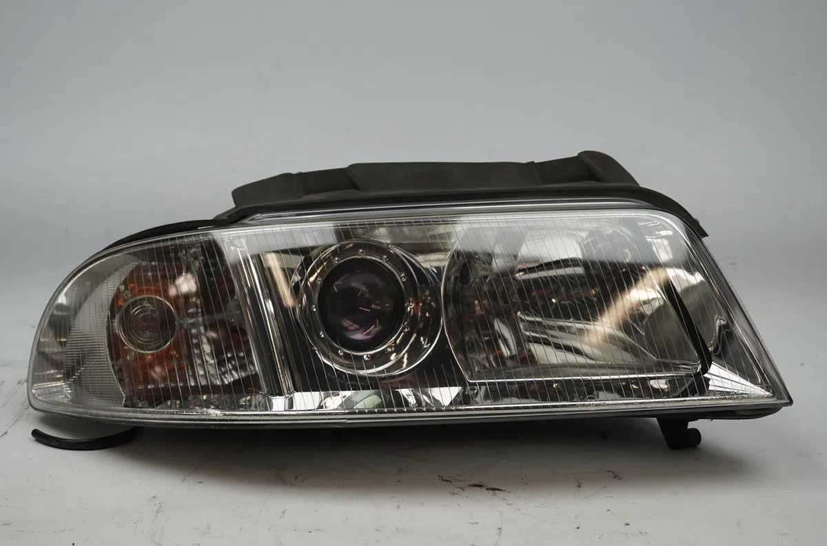Phare droit Audi A4 B5 (8D2) 1.9 tdi (1995-2000) 4 portes occasion