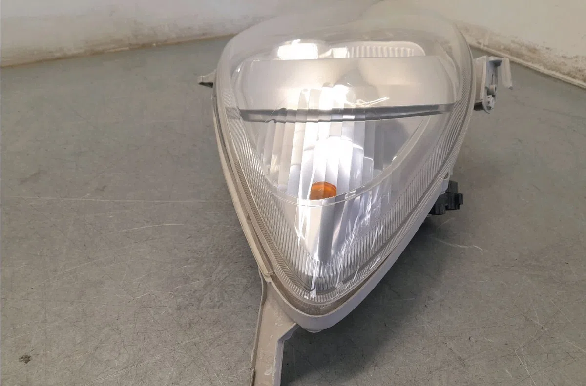 Phare droit Daihatsu CUORE VII (L275_, L285_, L276_) 1.0 (2007) occasion