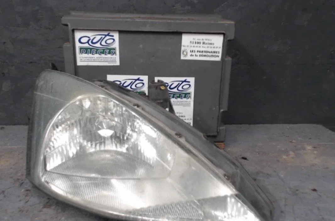 Phare droit FORD FOCUS 1  FOCUS 1 BREAK occasion
