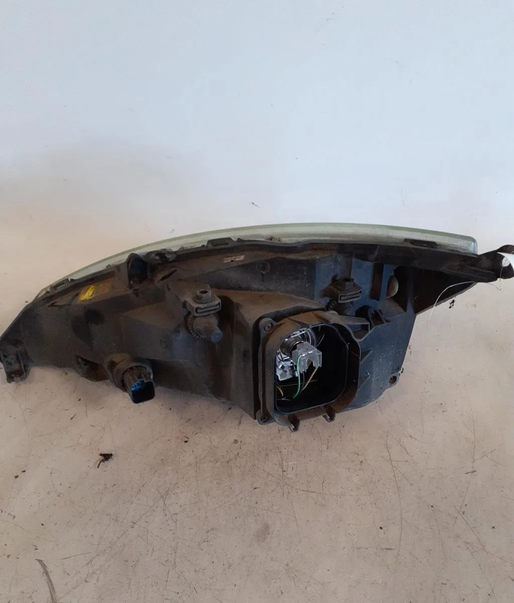 Phare droit Ford FOCUS I A trois volumes (DFW) 1.6 16v (1999-2004) occasion