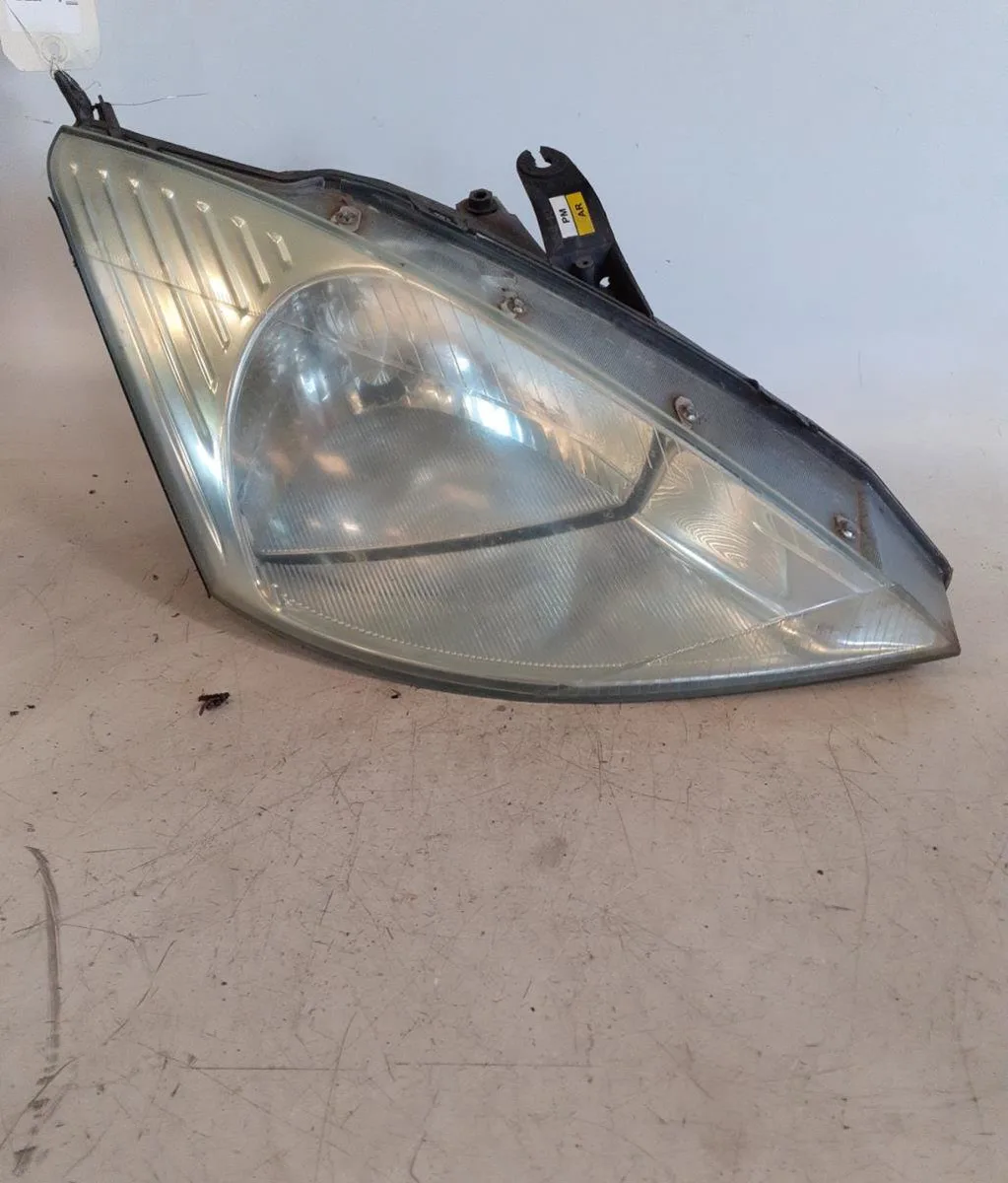 Phare droit Ford FOCUS I A trois volumes (DFW) 1.6 16v (1999-2004) occasion