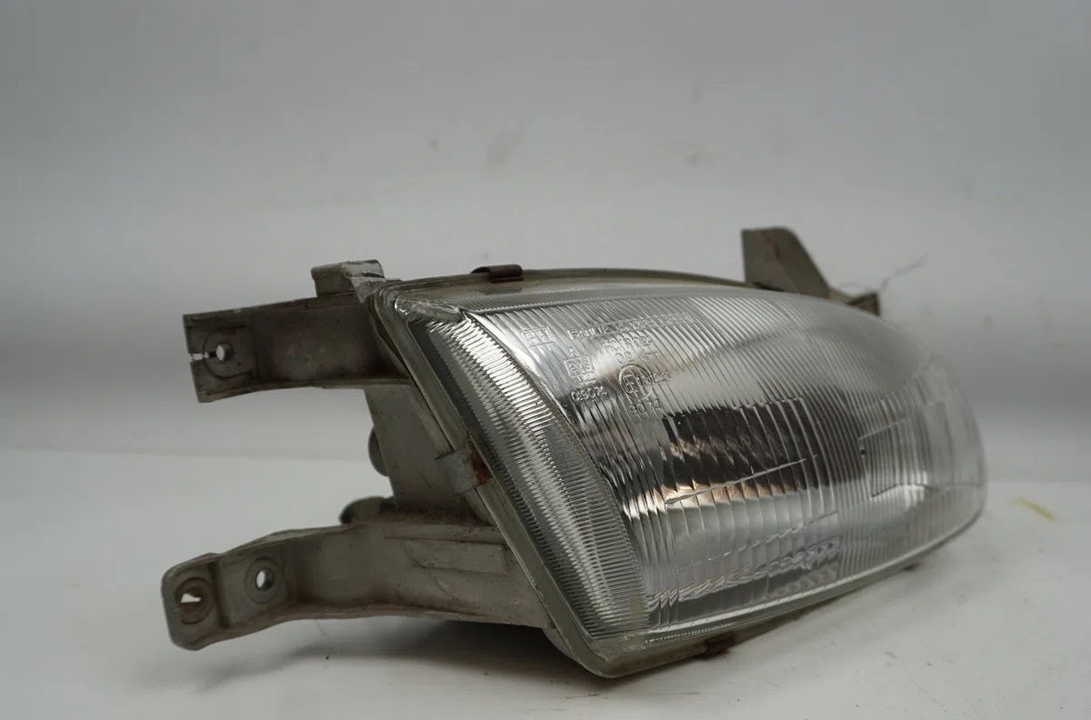 Phare droit Hyundai PONY I (X-3) 1.3 i 12v (1994-2000) occasion