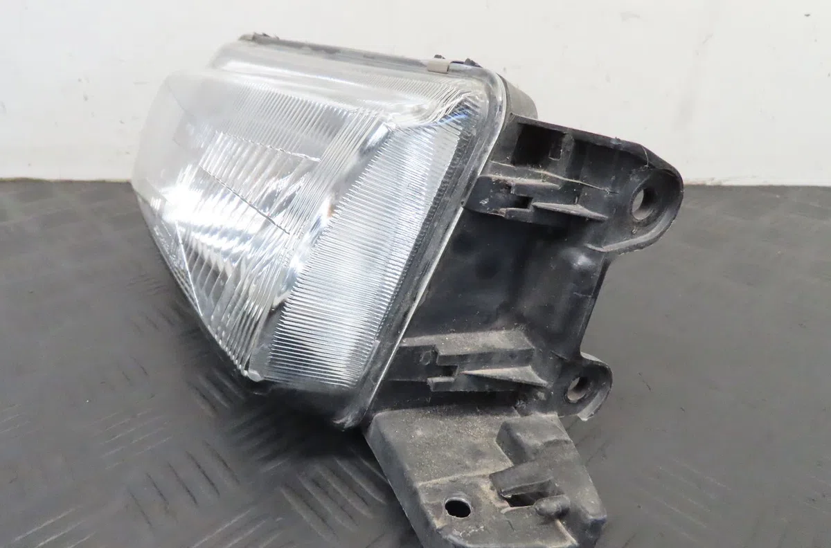 Phare droit Mazda 323 C IV (BG) 1.3 16v (bg3s) (1989-1994) occasion