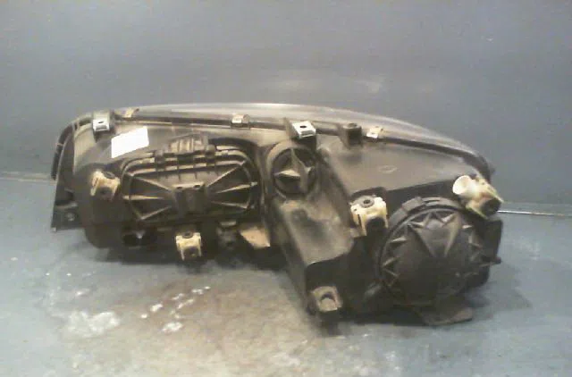 Phare droit Mazda 6 Hatchback (GG) 2.0 di (gg14) (2002-2007) occasion