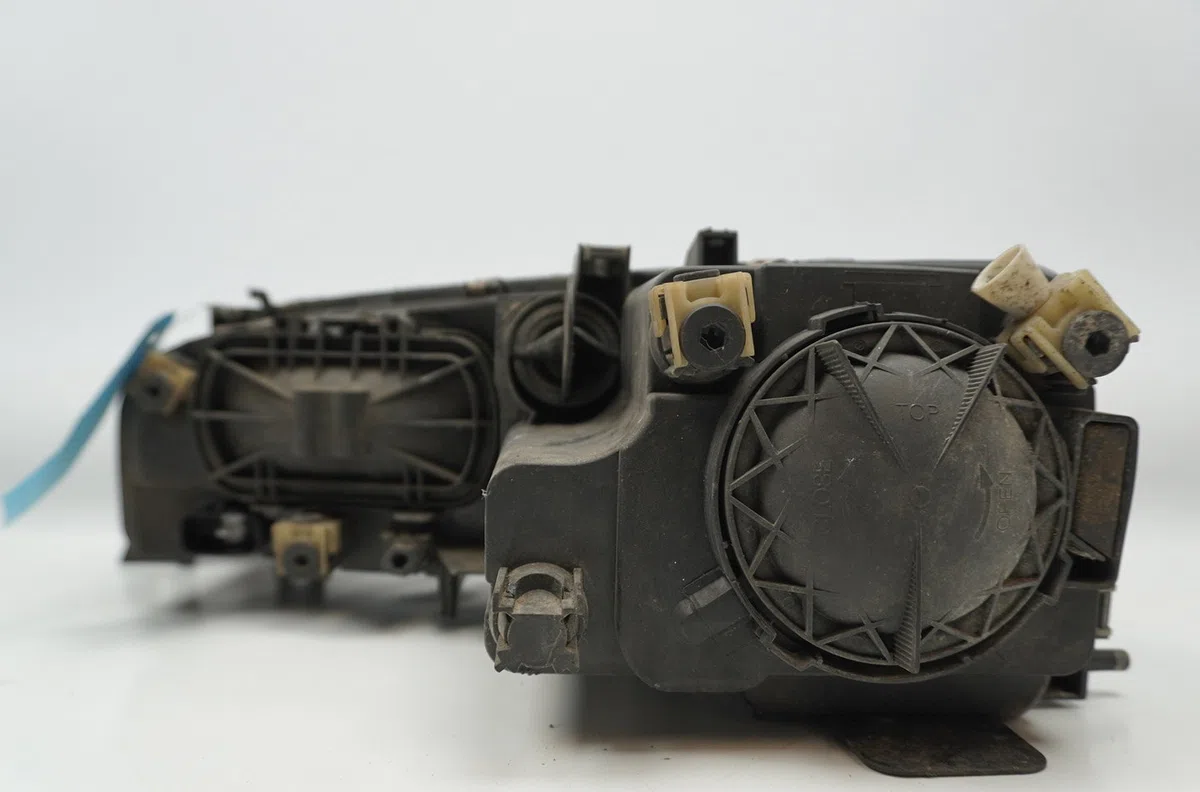 Phare droit Mazda 6 Hatchback (GG) 2.0 (gges) (2002-2007) occasion