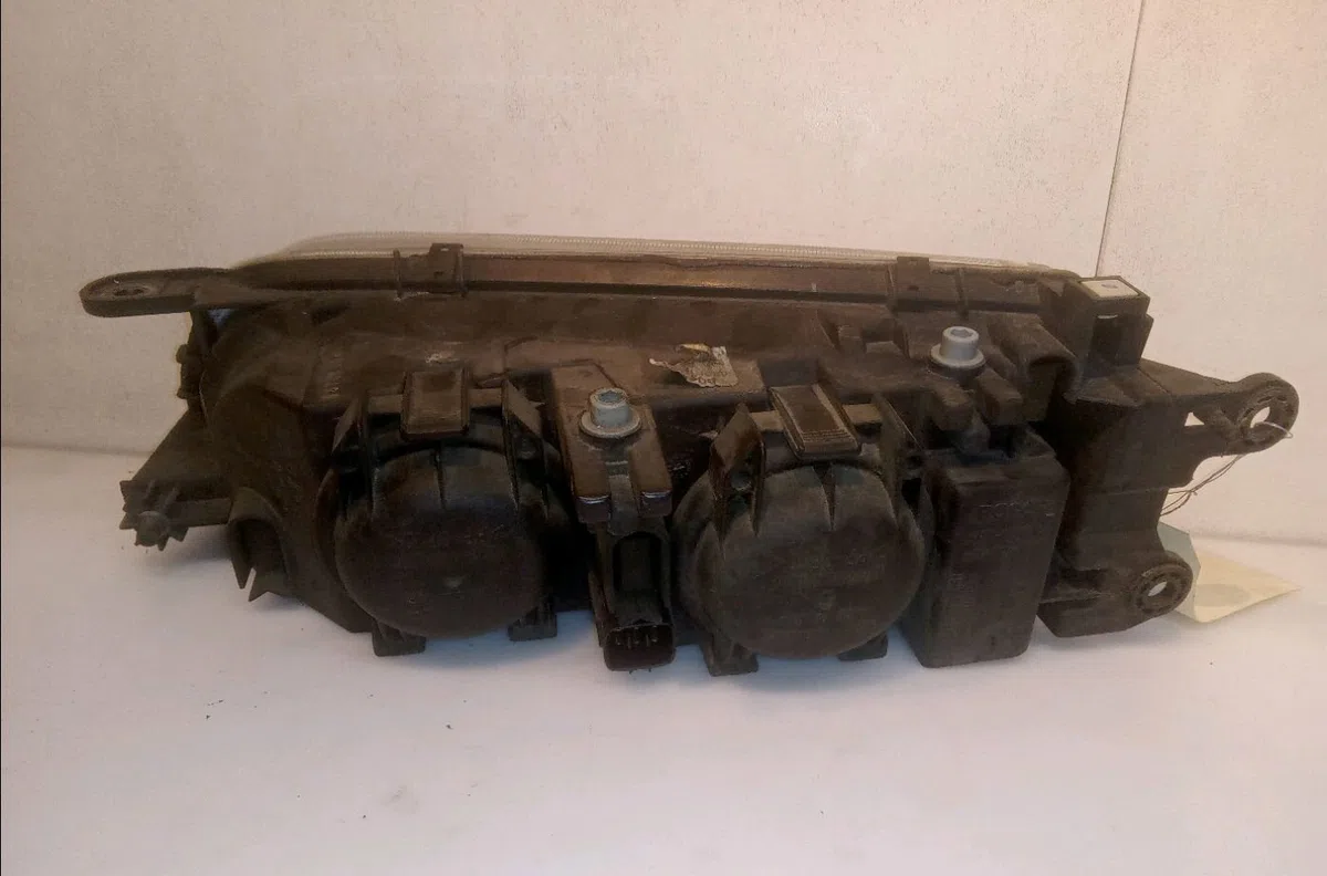 Phare droit Mazda 626 V Hatchback (GF) 1.8 (gf8p) (1997-1999) occasion