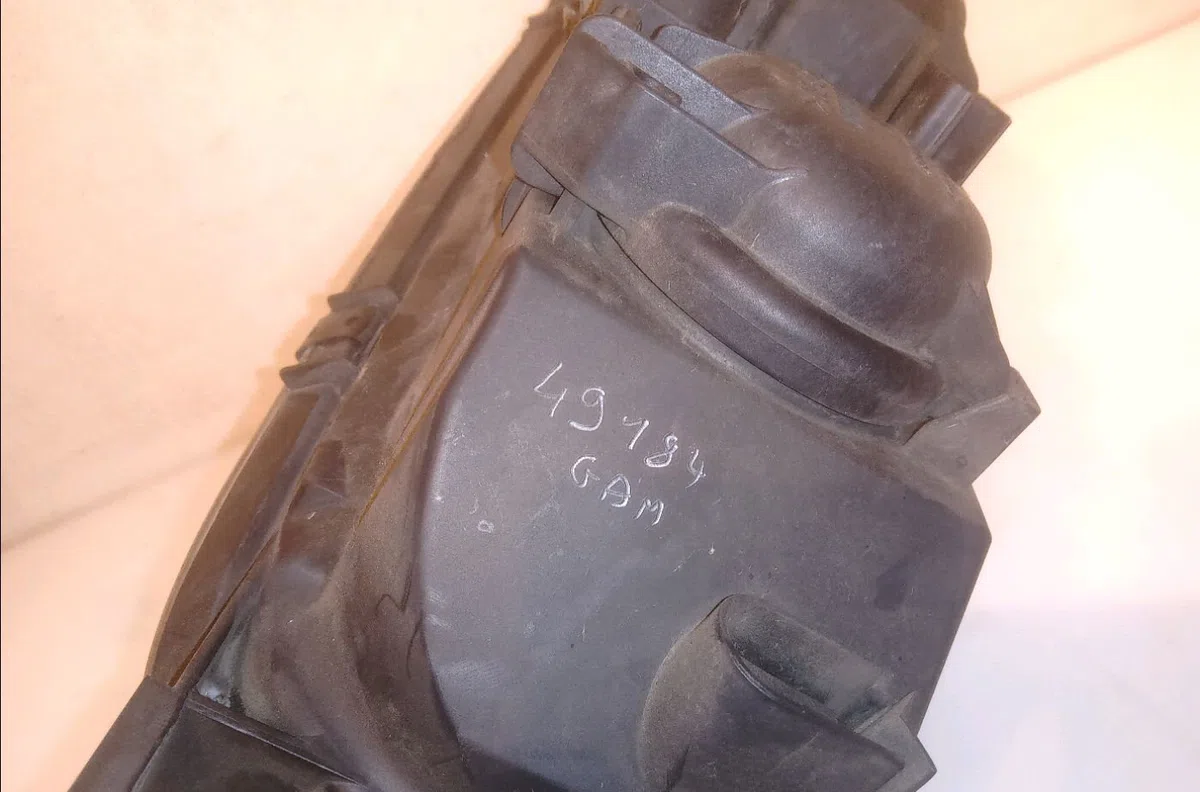 Phare droit Mazda 626 V Hatchback (GF) 1.8 (gf8p) (1997-1999) occasion