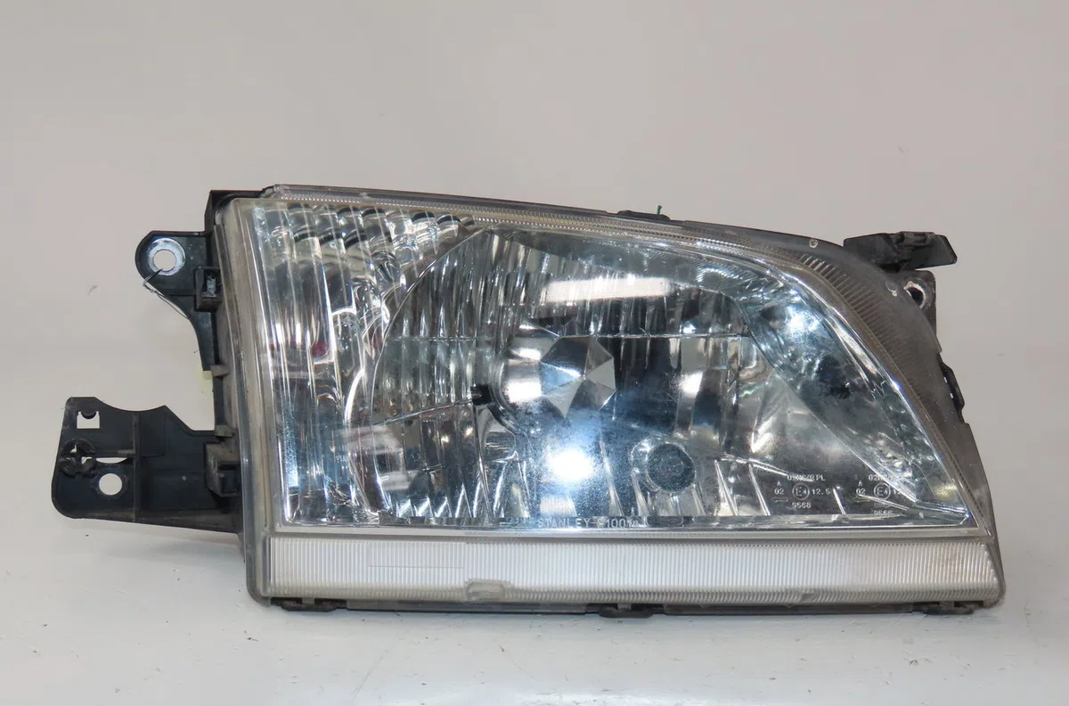 Phare droit Mazda DEMIO (DW) 1.3 16v (dw3w) (1998-2003) occasion