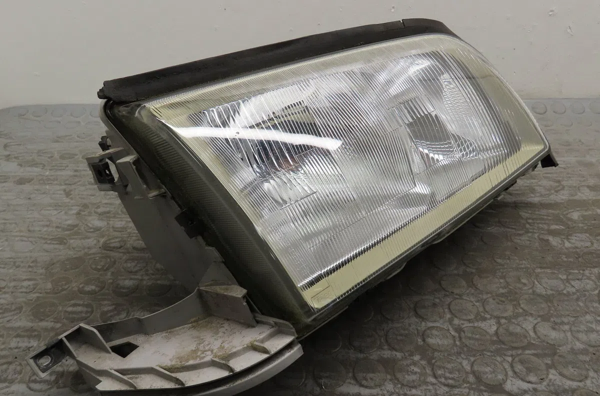 Phare droit Mercedes-benz CLASSE C (W202) C 180 (202.018) (1993-2000) 4 portes occasion