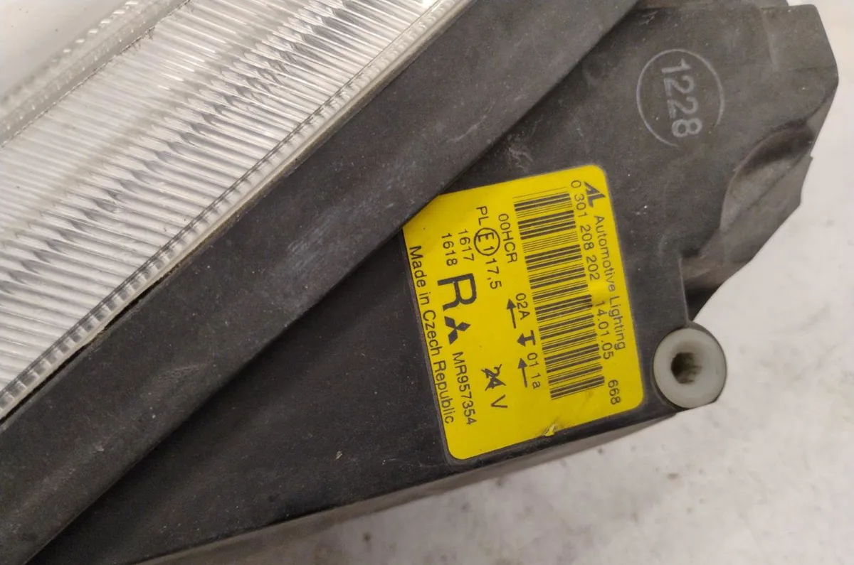 Phare droit Mitsubishi COLT VI (Z3_A, Z2_A) 1.5 di-d (z39a) (2004-2012) occasion