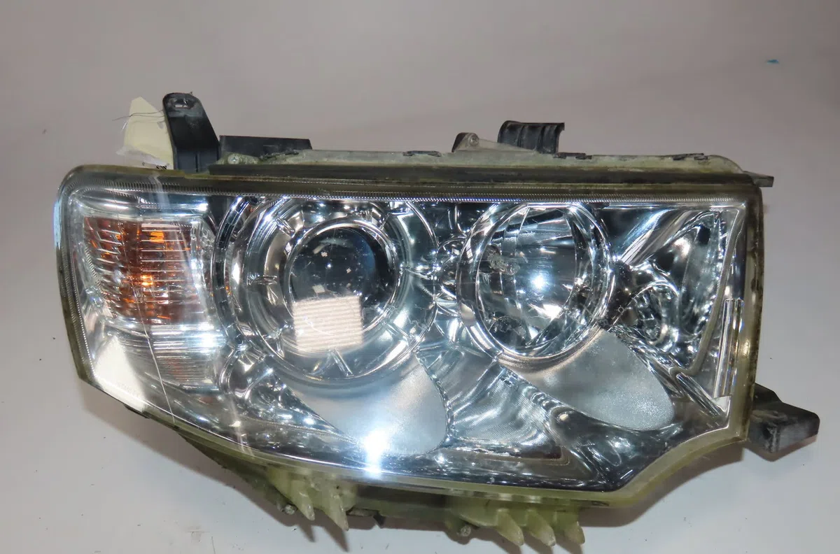 Phare droit Mitsubishi L200 - TRITON (KA_T, KB_T) 2.5 di-d 4wd (kb4t) (2005-2015) 4 portes occasion