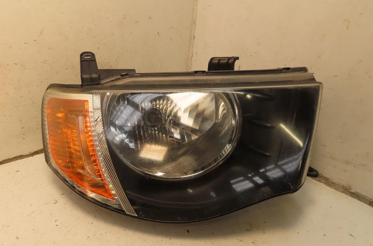 Phare droit Mitsubishi L200 - TRITON (KA_T, KB_T) 2.5 di-d 4wd (kb4t) (2005-2015) 4 portes occasion