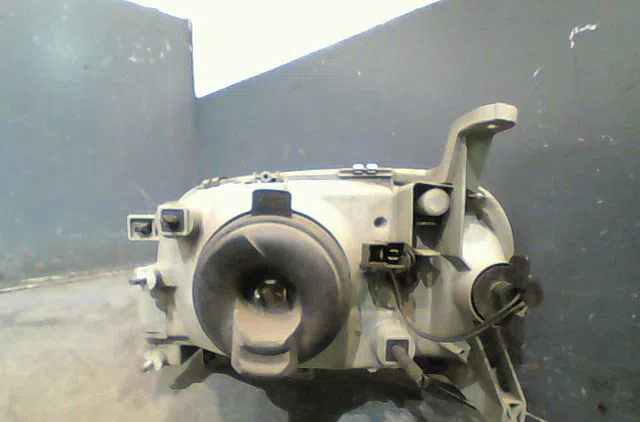 Phare droit Nissan MICRA II (K11) 1.0 i 16v (1992-2000) occasion