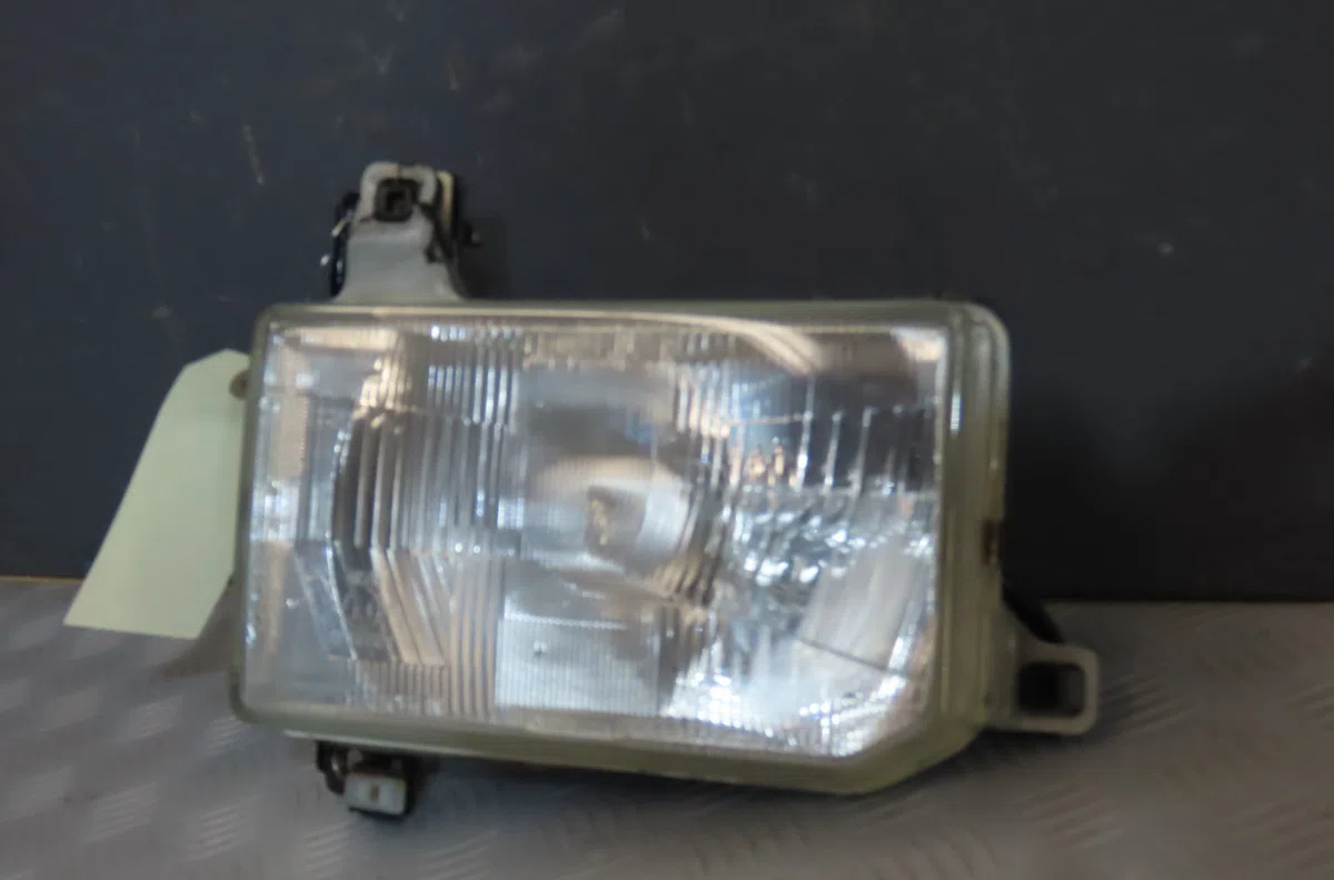 Phare droit Nissan TERRANO I (WD21) 2.4 i 4wd (1987-1993) occasion