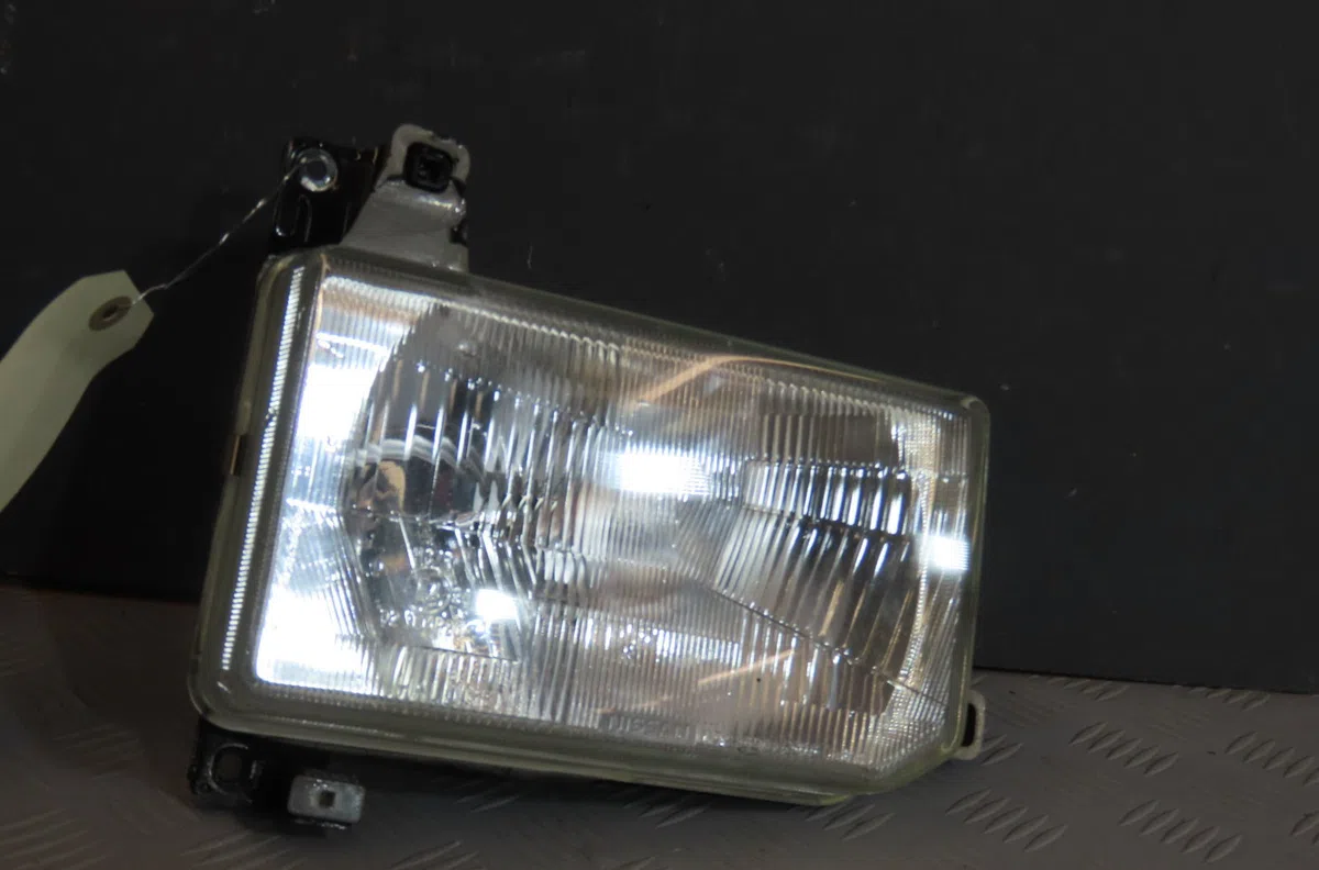 Phare droit Nissan TERRANO I (WD21) 2.4 i 4wd (1987-1993) occasion