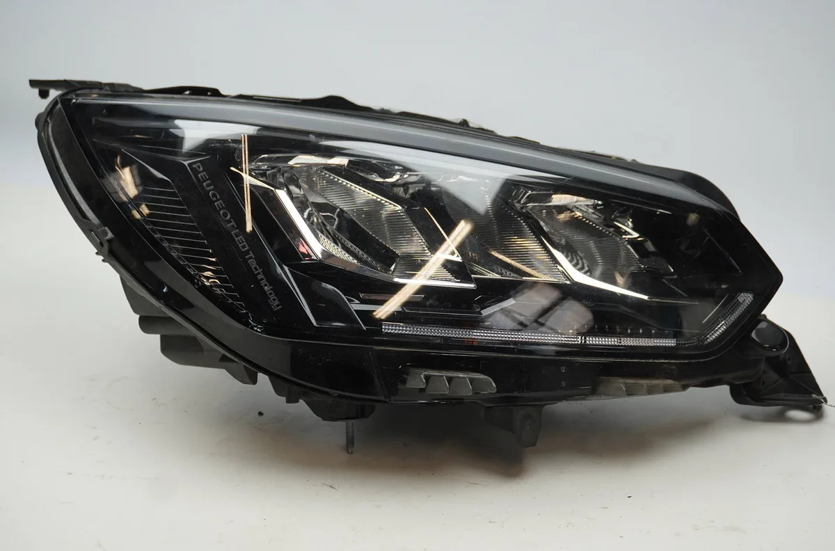 Phare droit Peugeot 2008 II (UD_, US_, UY_, UK_) 1.2 puretech 130 (2019) occasion