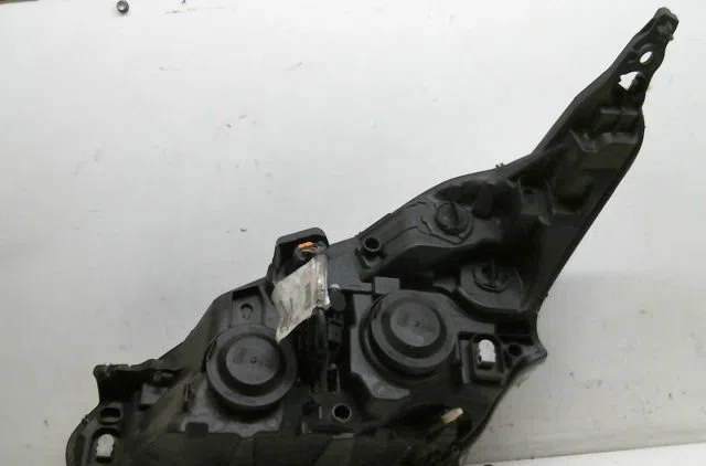 Phare droit Peugeot 208 I (CA_, CC_) 1.0 (2012) occasion