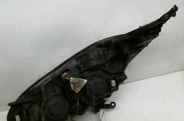 Phare droit Peugeot 208 I (CA_, CC_) 1.2 vti 82 (2012) occasion