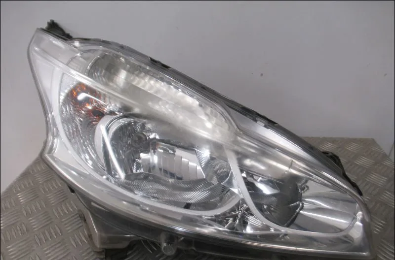 Phare droit Peugeot 208 I (CA_, CC_) 1.4 hdi (2012) 3 portes occasion