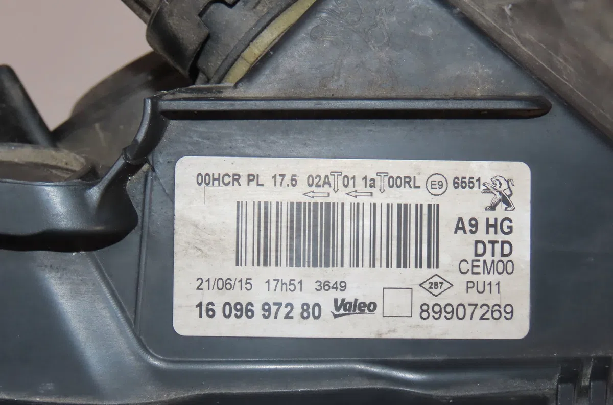Phare droit Peugeot 208 I (CA_, CC_) 1.6 hdi (2012) 5 portes occasion