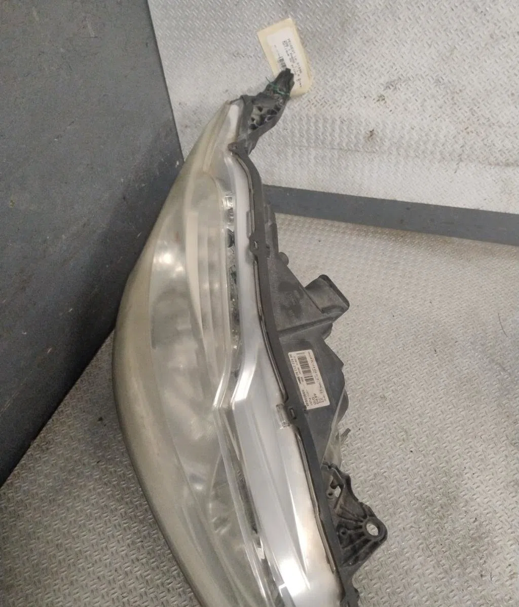 Phare droit Peugeot 208 I (CA_, CC_) 1.6 hdi (2012) 5 portes occasion