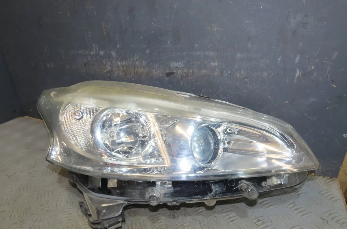 Phare droit Peugeot 208 I (CA_, CC_) 1.6 hdi (2012) 5 portes occasion